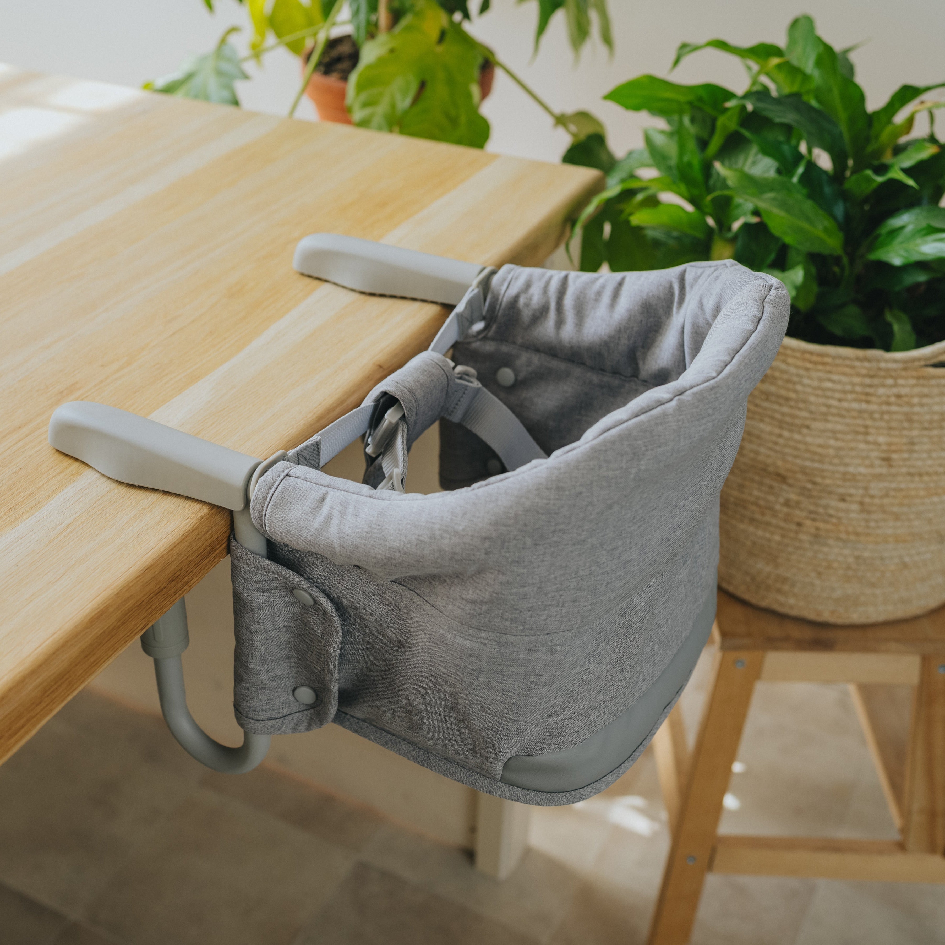 Cestovní jídelní židlička Monkey Mum® - šedá
