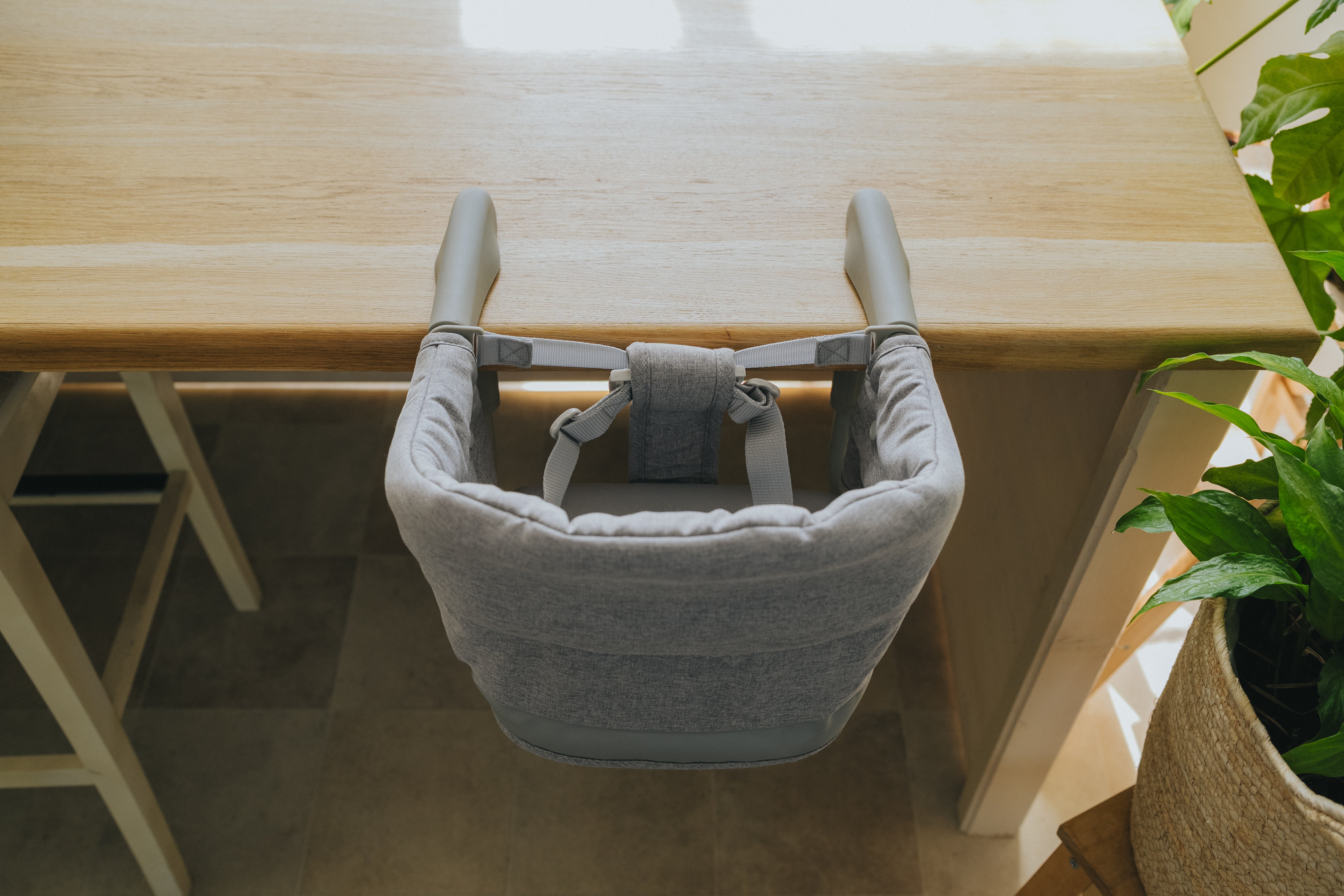 Cestovní jídelní židlička Monkey Mum® - šedá - rozbalená