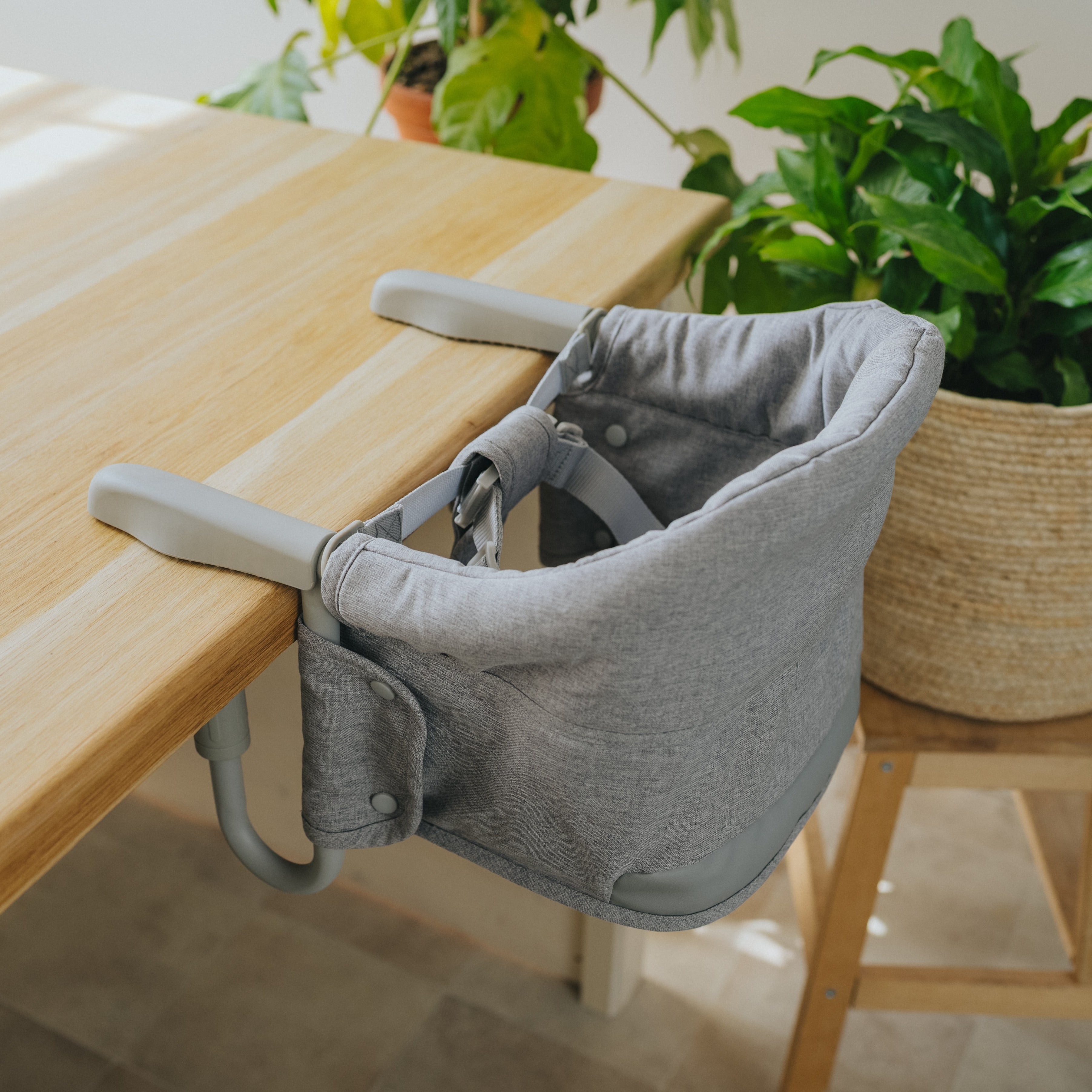 Reise-Hochstuhl Monkey Mum® - grau - ausgepackt