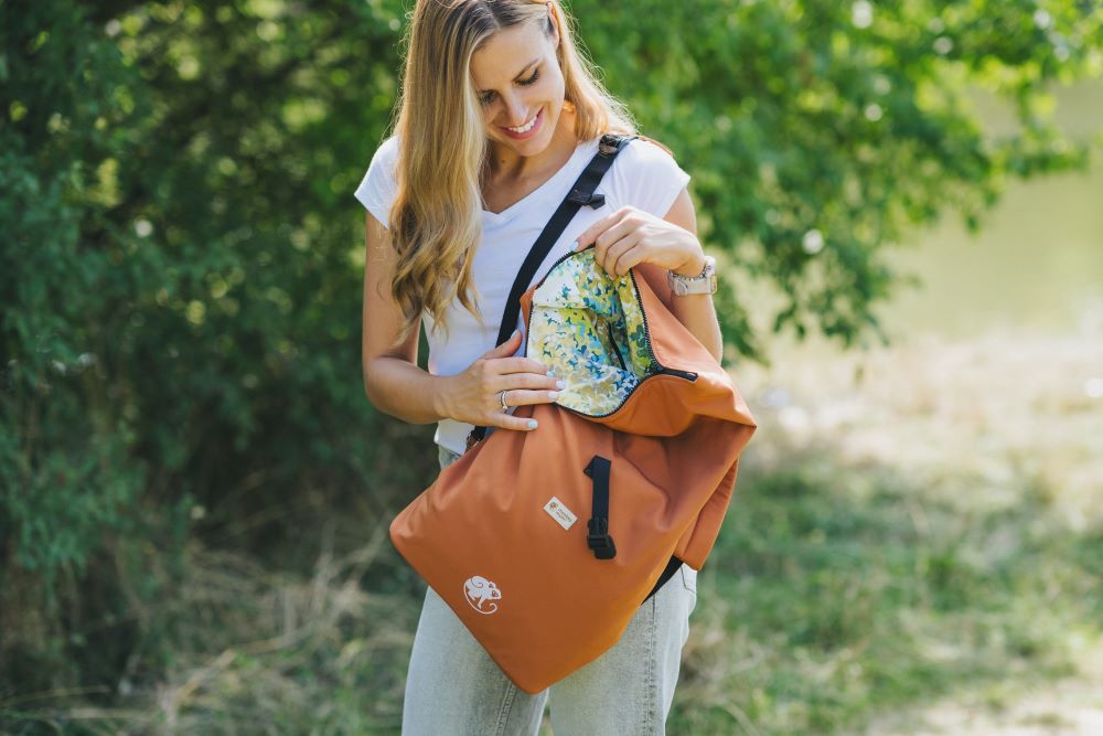 Monkey Mum® Integrierter Softshell-Rucksack für die Trage Carrie - Herbstlaub
